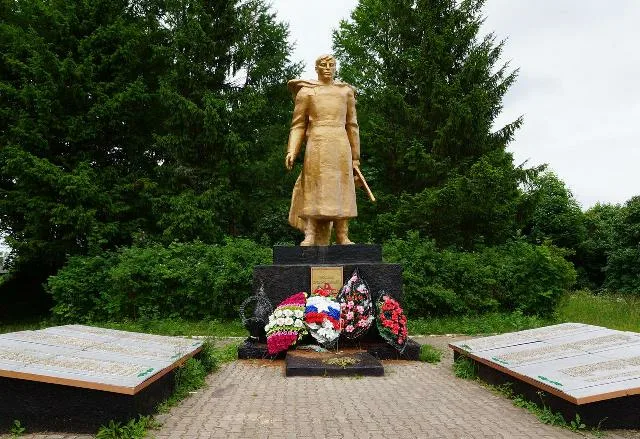 Памятник Героям-освободителям посёлка Дедовичи.